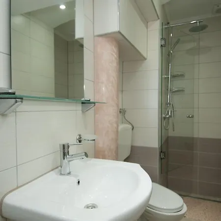 Apartments Tomic A8 דירה אופטיה