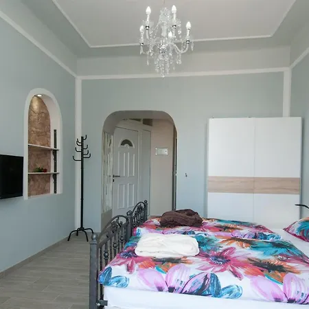 Apartments Tomic A8 אופטיה