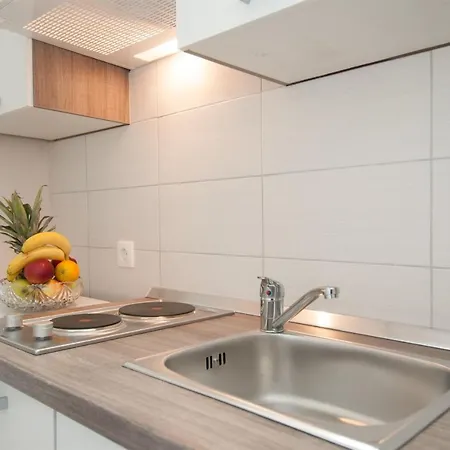 Apartments Tomic A8